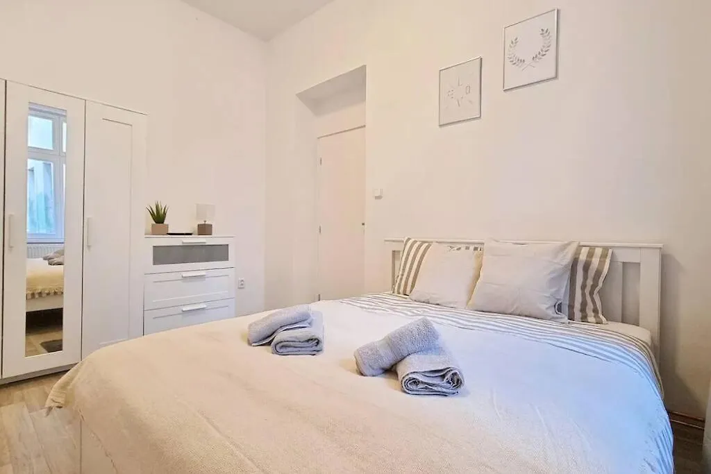 Apartment Finnem Rentals Pernerova Prague